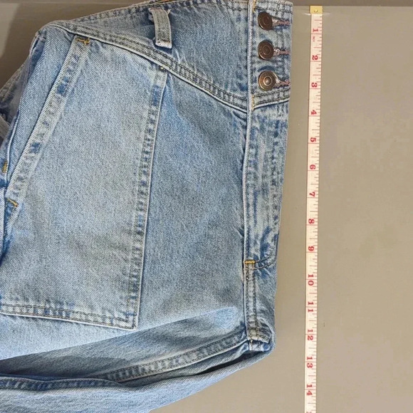 A&F Mom Jean size 2 Light Wash - Picture 11 of 13